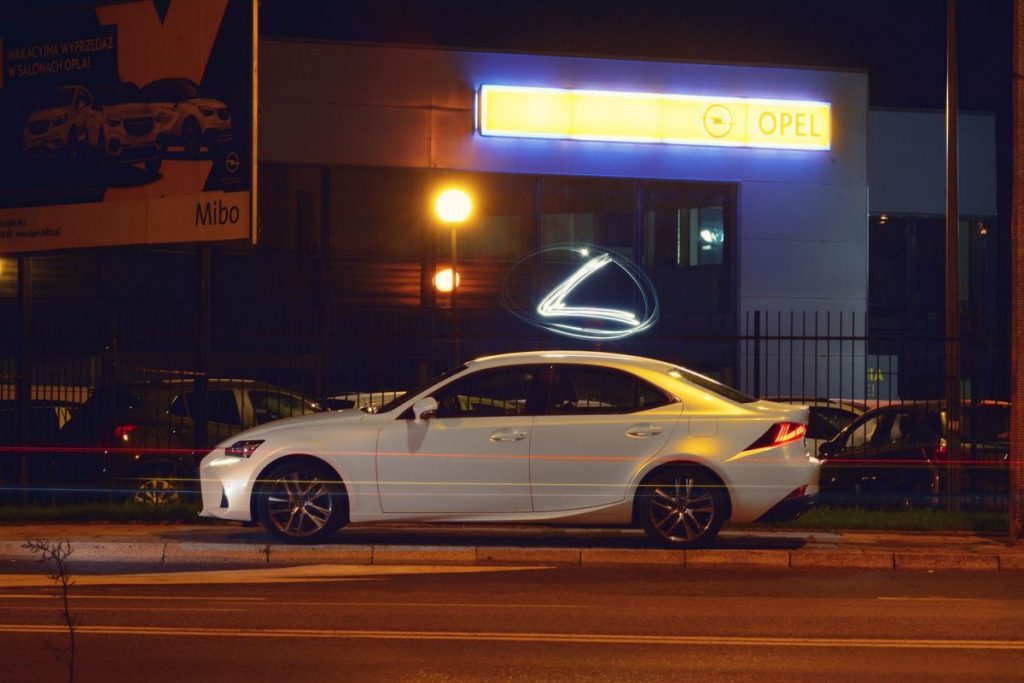 Lexus Is 300 przed Oplem. Fotografia reklamowa Olsztyn Poznań